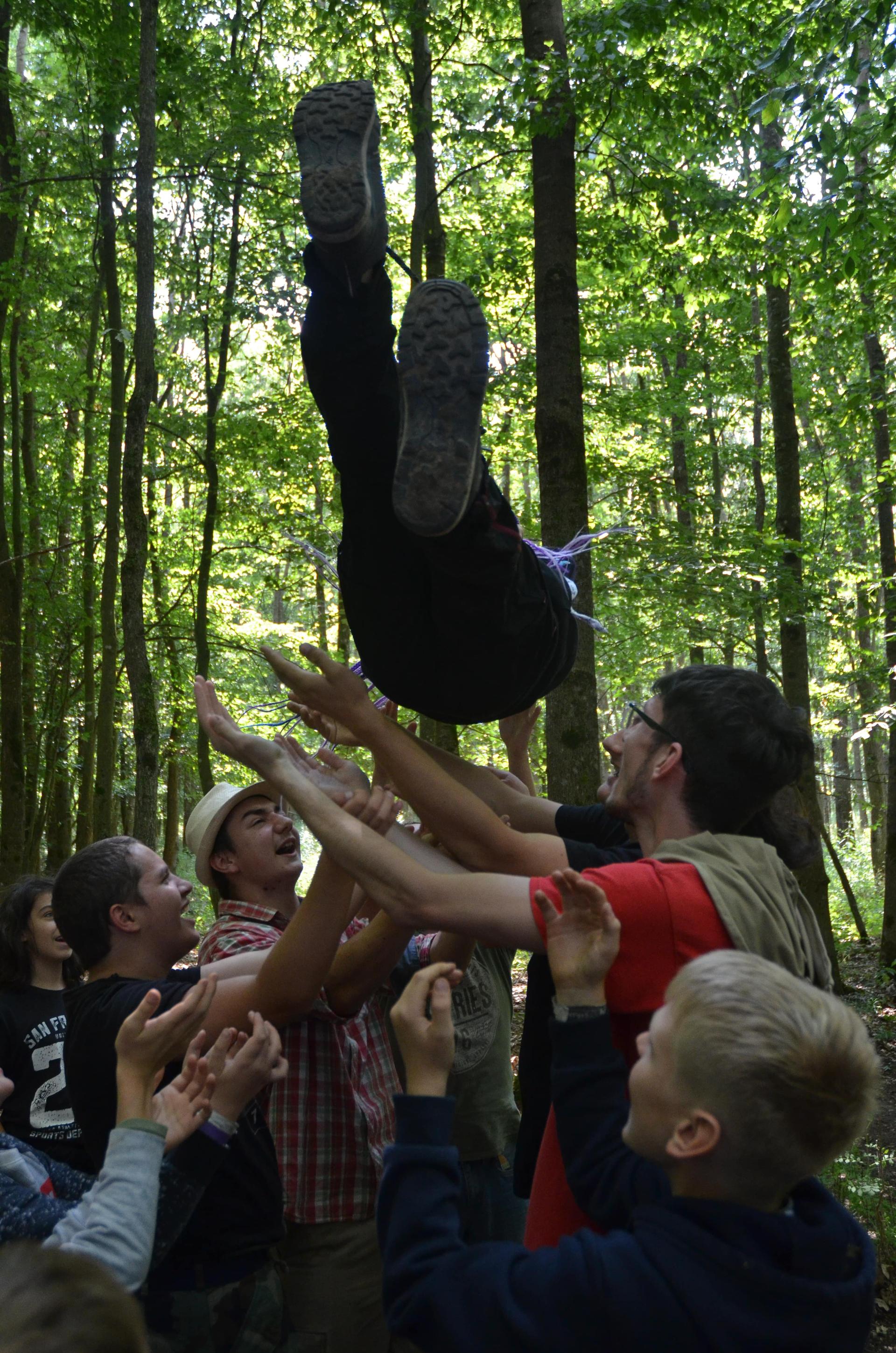 A hagyományos ünneplés cserkészek közt, amikor a szülinapost feldobják annyiszor, amennyi éves lett